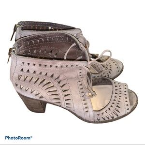 Vince Camuto Taupe Lace up Perforated Laser Cut Sandals size 8.5